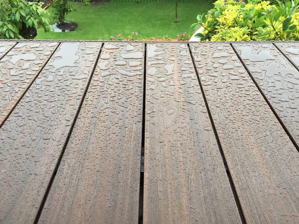 terrasse composite sous la pluie